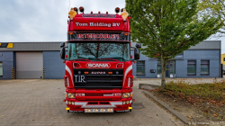 20251019-Tom-Holding-00241